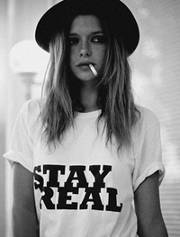Аватар вконтакте Курящая девушка в майке с надписью STAY REAL