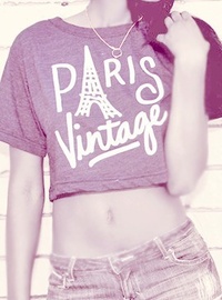 Аватар вконтакте Девушка в топе с надписью Paris Vintage