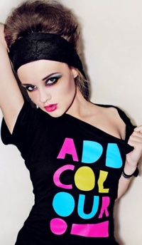 Аватар вконтакте Девушка в майке с надписью ADD COLOUR!