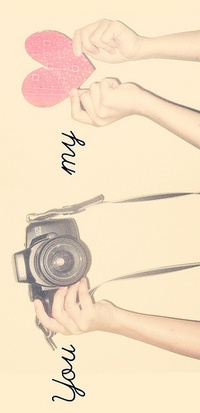Аватар вконтакте Постановка из фотоаппарата и сердечка в руках (You my)