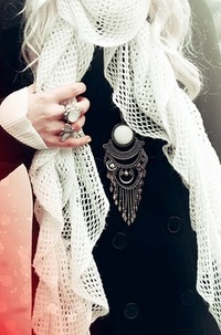 99px.ru аватар Девушка положила руку на белый шарф