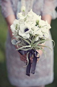 99px.ru аватар Девушка с букетом белых цветов в руках