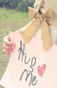99px.ru аватар Девушка держит табличку с надписью Hug me (Обними меня)