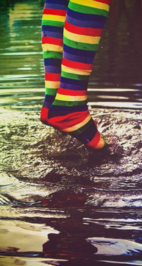 Аватар вконтакте Девушка в радужных гольфах на воде