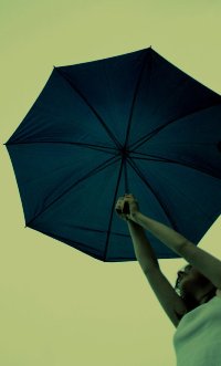 Аватар вконтакте Девушка с зонтом в руках