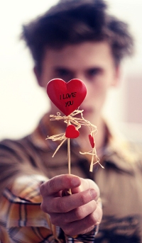 Аватар вконтакте Парень держит сердце на палочке с надписью I love you