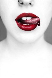 99px.ru аватар Девушка с пирсингом в носу облизывает кровавые губы