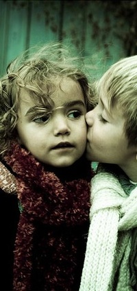 Аватар вконтакте Мальчик целует девочку в щечку