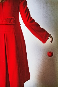 99px.ru аватар Девушка в красном пальто и красное яблоко