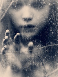99px.ru аватар Силуэт девочки за треснутым грязным стеклом