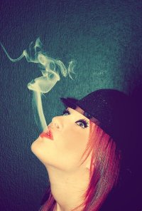 Аватар вконтакте Девушка в шляпе курит
