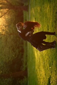 Аватар вконтакте Парень и девушка целуются на природе