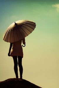 99px.ru аватар Девушка с зонтом на фоне неба