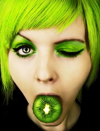Аватар вконтакте Девушка с зелеными волосами держит во рту киви