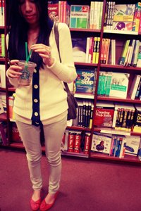 99px.ru аватар Девушка со 'Starbucks coffee' на фоне книжной полки