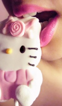 Аватар вконтакте Девушка ест конфету в виде Hello kitty