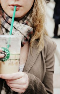 Аватар вконтакте Девушка пьет 'Starbucks coffee'