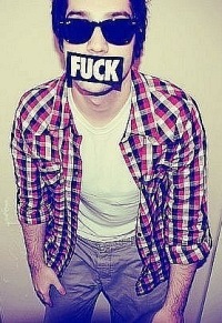 Аватар вконтакте Парень с надписью 'FUCK', приклеенной ко рту