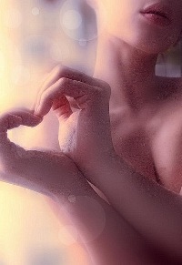 99px.ru аватар Девушка сложила сердце руками