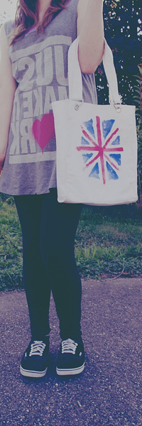 99px.ru аватар Девушка в длинной майке с надписями и средечком, легинсах и кедах с белой сумкой с рисунком британского флага