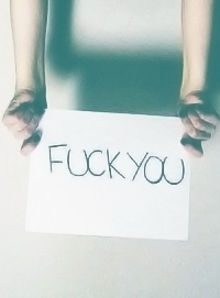 Аватар вконтакте Табличка в руках с надписью 'Fuck you'