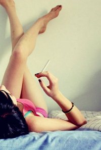 99px.ru аватар Девушка курит лежа на кровати
