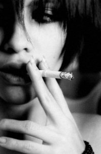 99px.ru аватар Курящая девушка в черно-белых тонах