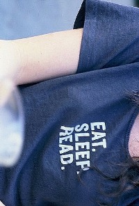 Аватар вконтакте Девушка в футболке с надписью 'Eat. Sleep. Read.' / 'Есть. Спать. Читать.'