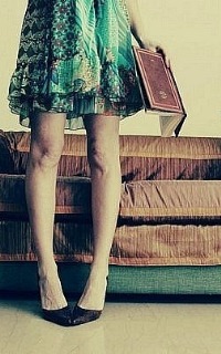 Аватар вконтакте Девушка с книгой в руке