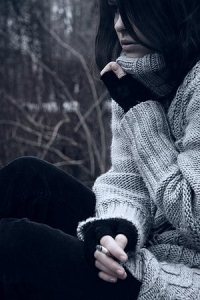 Аватар вконтакте Девушка в теплой кофте курит