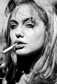 99px.ru аватар Анджелина Джоли Войт (Angelina Jolie Voight) с сигаретой