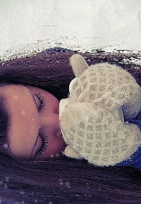 99px.ru аватар Девушка в варежках пьет чай под снегом