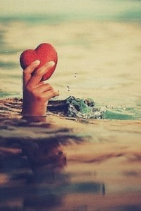 99px.ru аватар Рука с сердцем, выглядывающая из воды