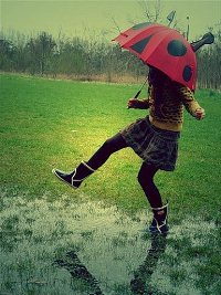 99px.ru аватар Девушка с красным зонтом на природе