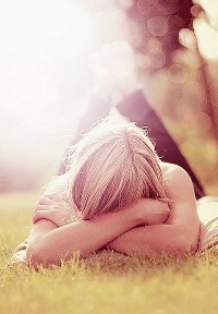 99px.ru аватар Грустная девушка лежит на траве