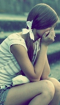 Аватар вконтакте Девушка с бантиком в волосах грустит
