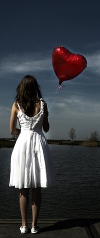 99px.ru аватар Девушка в белом платье стоит  у реки в руках держит воздушный шар в виде сердца