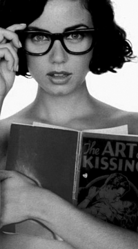 Аватар вконтакте Девушка в очках читает книгу (The art of Kissing)