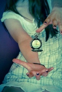 Аватар вконтакте Девушка подбросила часы