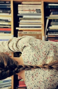 Аватар вконтакте Девушка достает книгу с полки