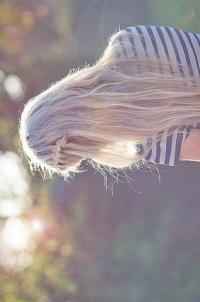 99px.ru аватар Девушка  в тельняшке на природе