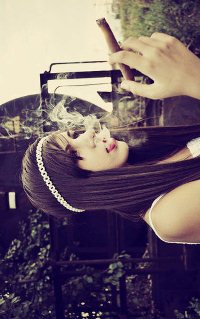 Аватар вконтакте Девушка курит сигару