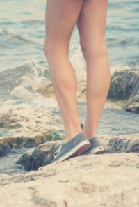 99px.ru аватар Девушка в кедах стоит на морском камне