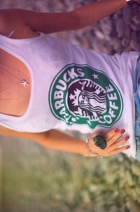 Аватар вконтакте Девушка в майке с эмблемой Starbucks coffee