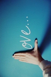 Аватар вконтакте Рука на стене ('Love')