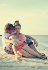 Аватар вконтакте Парень целует девушку на пляже