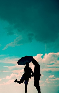 99px.ru аватар Парень и девушка с зонтом на фоне яркого неба