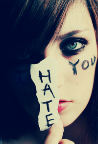 Аватар вконтакте Девушка держит бумажку ('I hate you' / 'Я ненавижу тебя')
