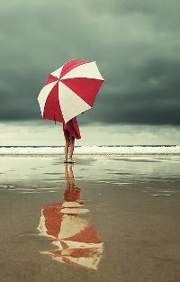 Аватар вконтакте Девушка с зонтом смотрит на море