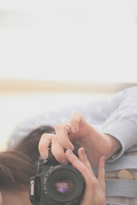 Аватар вконтакте Девушка с фотоаппаратом в руках